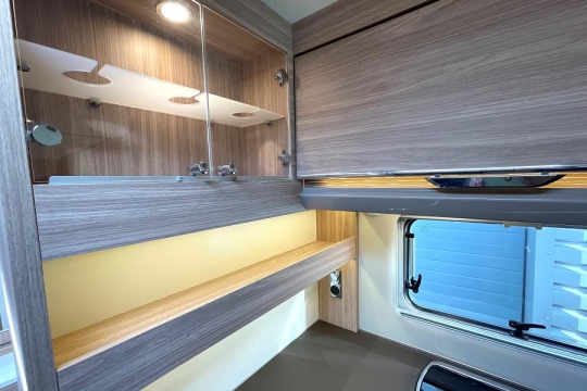 burstner-ixeo-t680g-interior-kitchen-2.jpg