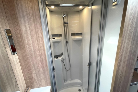 burstner-ixeo-t680g-interior-shower.jpg