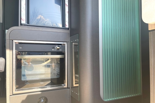 swift-trekker-xl-interior-oven.jpg