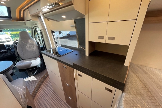 malibu-van-640-le-rb-interior-kitchen.jpg
