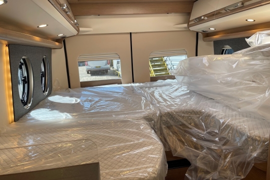 malibu-van-640-le-rb-interior-bed.jpg