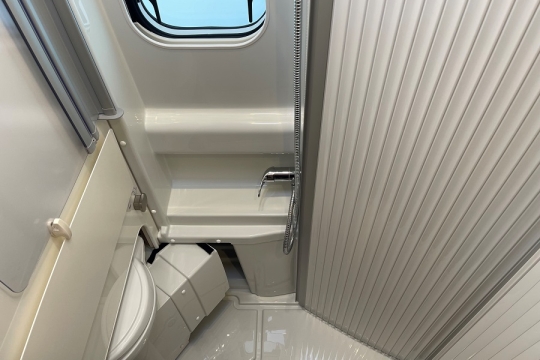 malibu-van-640-le-rb-interior-washroom.jpg
