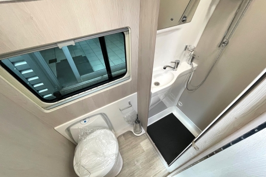 auto-sleepers-warwick-xl-interior-bathroom.jpg