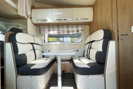 rollerteam-autoroller-746-interior-dinette.jpg