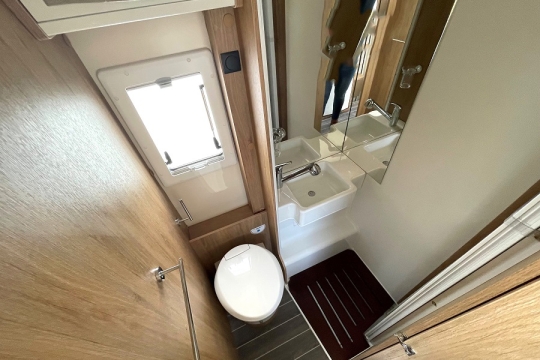 rollerteam-autoroller-746-interior-bathroom.jpg