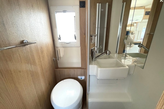 rollerteam-autoroller-746-interior-bathroom-2.jpg
