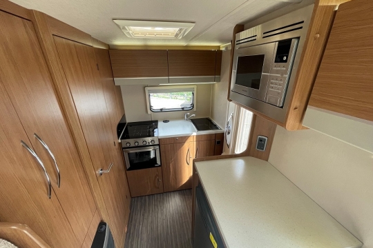 auto-trail-tribute-T620-interior-kitchen.jpg