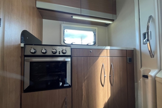 auto-trail-tribute-T620-interior-kitchen-2.jpg