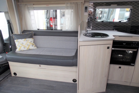 auto-trail-tribute-f60-interior-overview.jpg