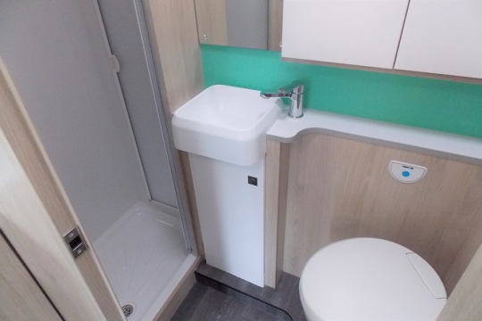 auto-trail-tribute-f60-interior-bathroom.jpg