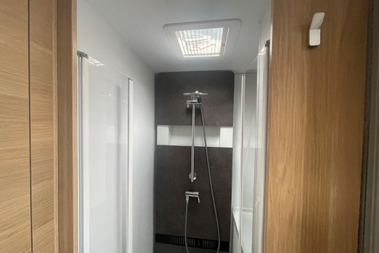 adria-matrix-plus-600-dt-interior-shower.jpg