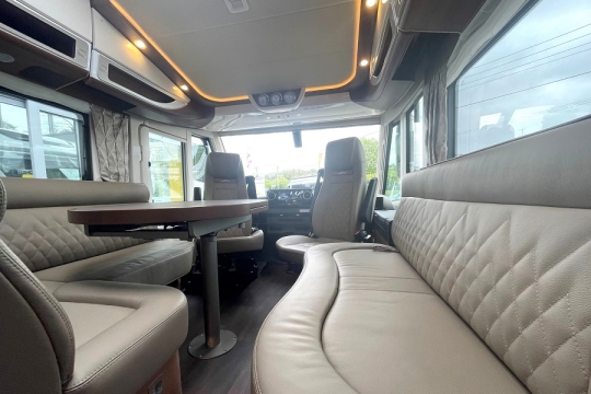 carthago-e-line-i-61-xl-le-interior-lounge.jpg