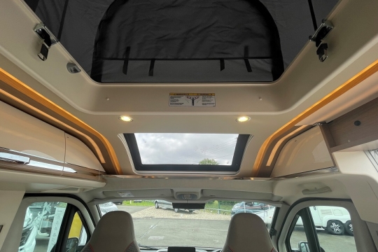 malibu-van-first-class-180-interior-skyroof.jpg