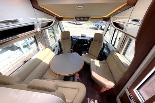 carthago-e-line-i-50-le-da-interior-front-lounge-overview.jpg