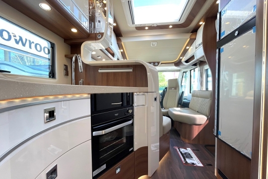 carthago-e-line-i-50-le-da-interior-kitchen-curve.jpg