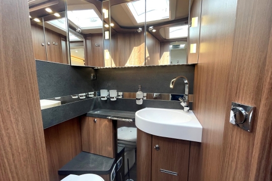 carthago-e-line-i-50-le-da-interior-washroom.jpg