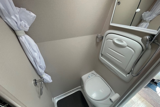 auto-sleepers-warwick-duo-interior-bathroom.jpg