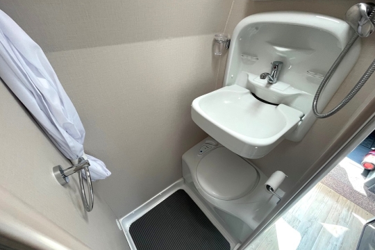 auto-sleepers-warwick-duo-interior-bathroom-2.jpg