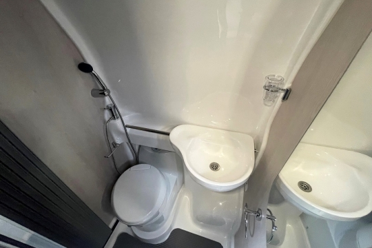 auto-sleepers-fairford-plus-interior-bathroom.jpg