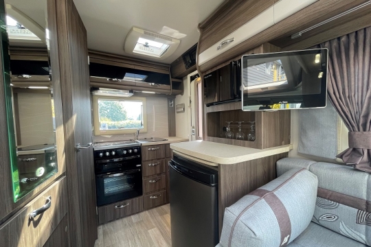 auto-sleepers-nuevo-ek-interior-to-kitchen.jpg