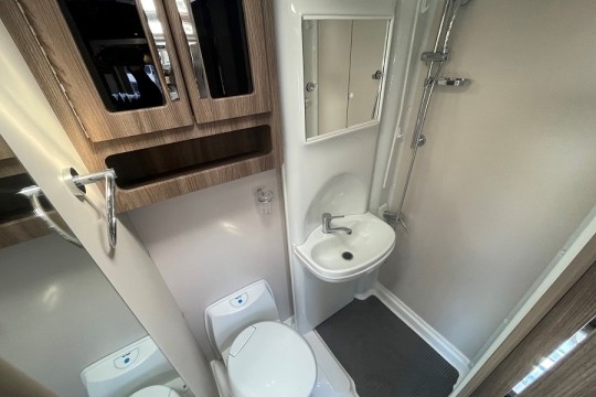 auto-sleepers-nuevo-ek-interior-washroom.jpg