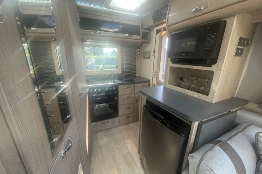 auto-sleepers-broadway-ektblp-interior-kitchen.jpg