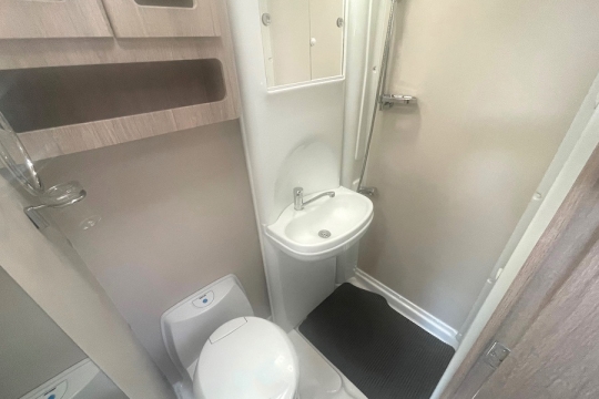 auto-sleepers-broadway-ektblp-interior-washroom.jpg