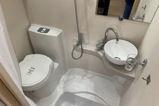 elddis-evolution-196-interior-bathroom-1.jpg