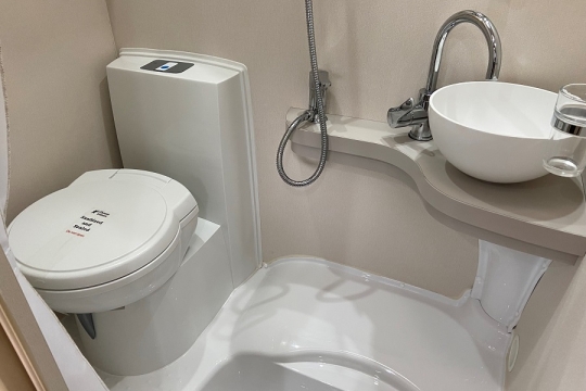 elddis-evolution-196-interior-bathroom-2.jpg