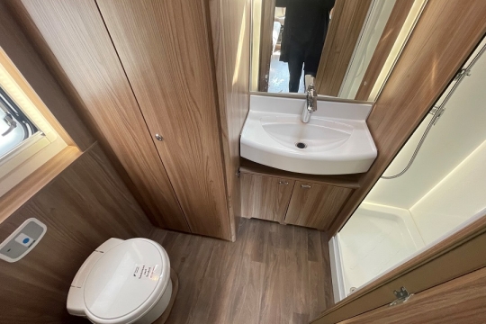 swift-bessacarr-542-interior-washroom.jpg