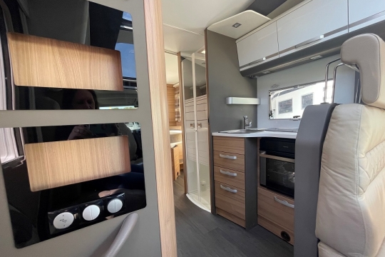 adria-coral-670-sc-plus-interior-mid-overview.jpg