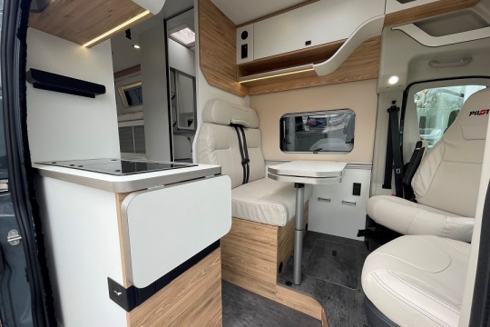 pilote-v633-mx-edition-interior-overview.jpg