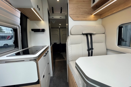pilote-v633-mx-edition-interior-to-rear.jpg