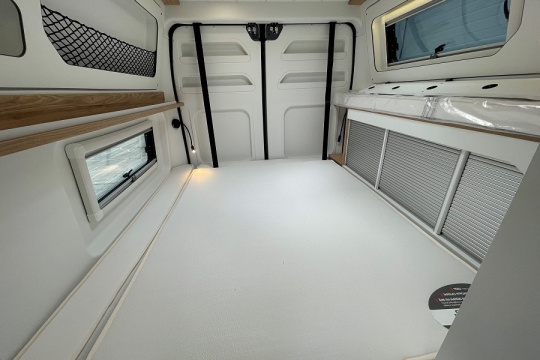 pilote-v633-mx-edition-interior-rear-bed-2.jpg