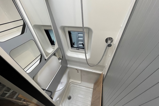 pilote-v633-mx-edition-interior-bathroom.jpg