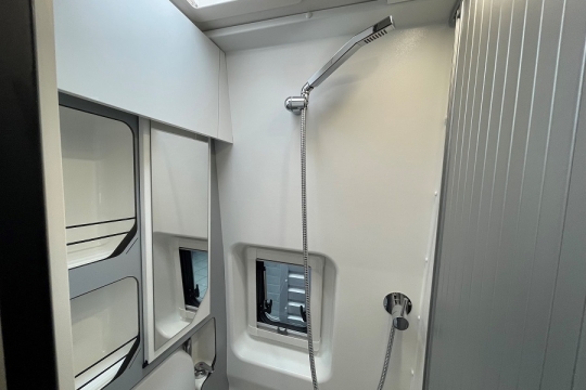 pilote-v633-mx-edition-interior-bathroom-2.jpg