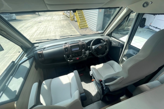 mobilvetta-k-yacht-teknoline-85-interior-cab.jpg