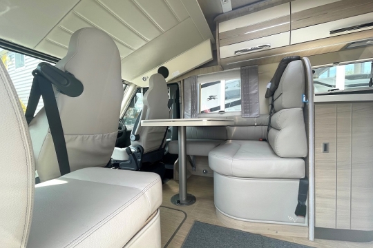 mobilvetta-k-yacht-teknoline-85-interior-front-lounge.jpg