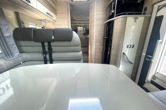 mobilvetta-k-yacht-teknoline-85-interior-to-rear.jpg