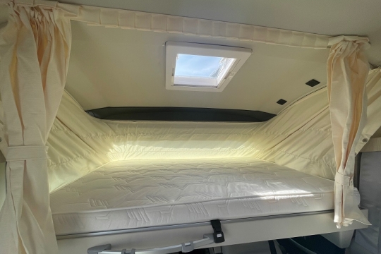 mobilvetta-k-yacht-teknoline-85-interior-overcab-bed.jpg