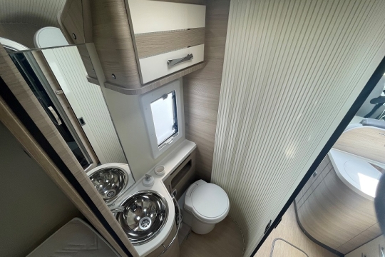 mobilvetta-k-yacht-teknoline-85-interior-bathroom.jpg