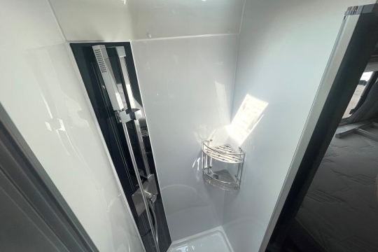 mobilvetta-k-yacht-teknoline-85-interior-shower.jpg