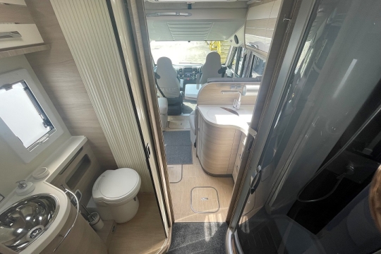 mobilvetta-k-yacht-teknoline-85-interior-to-front.jpg