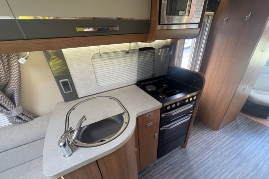 auto-trail-apache-634-interior-kitchen.jpg