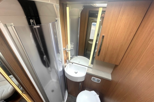 auto-trail-apache-634-interior-bathroom.jpg