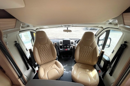burstner-ixeo-it-680g-interior-cab.jpg