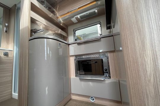 burstner-ixeo-it-680g-interior-kitchen.jpg