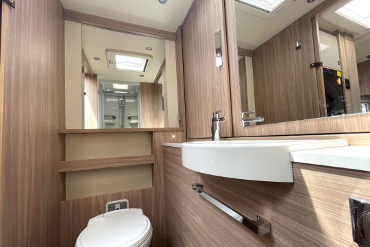 burstner-ixeo-it-680g-interior-bathroom.jpg