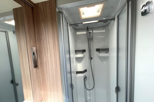 burstner-ixeo-it-680g-interior-shower.jpg