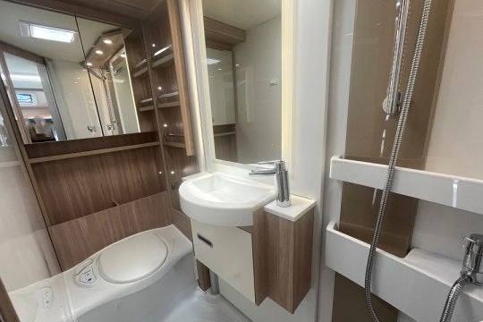 burstner-lyseo-mt660-interior-washroom.jpg